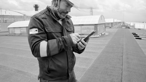 Opérateur Clemessy avec tablette numérique Siteflow
